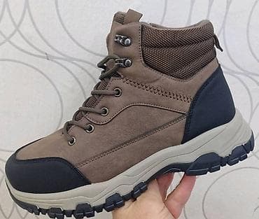 mac karmin cena: Cena 3400 din. 41-45.Postavljene nepromocive — 1