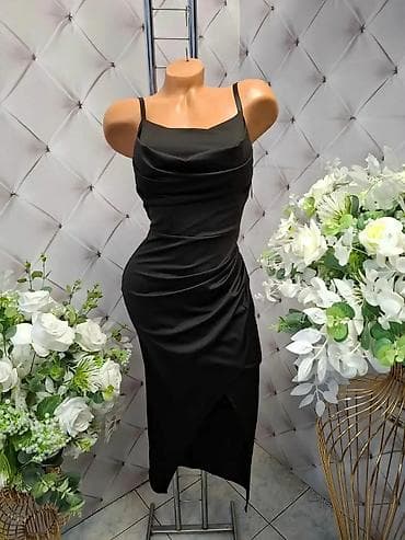 Elegantna crna midi haljina sa tankim bretelama. Model prati liniju na lalafo.rs Elegantna crna midi haljina sa tankim bretelama. Model prati liniju