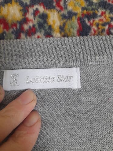 tenisice sa etiketom: Sivi ženski džemper Laetitia Star - Model: tanji pleteni džemper sa — 1