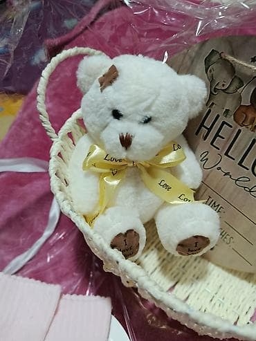 motor na akumulator za deca: Poklon set za bebu – roza tema Sadržaj seta: - Pletena dekorativna — 4