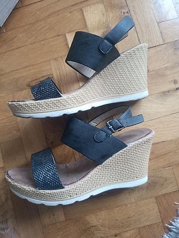 bele: Ženske sandale na punu petu (platforma/espadrile stil) - Boja: crna — 2