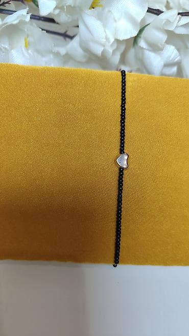 dzepni sat cena: Elegantna minimalistička narukvica sa sitnim crnim perlama i — 1