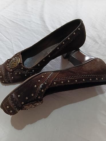 sandale sa zatvorenim prstima deichmann: Braon kožne cipele sa srednjom potpeticom i ukrasnim detaljima - — 7