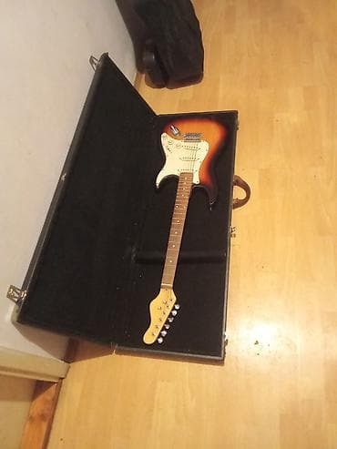 Art & Collectibles: Električna gitara tipa Stratocaster u sunburst finišu, sa belim — 10