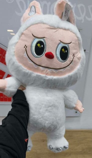 Veliki labubu 
80cm
5900 din