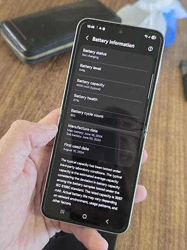 pegla bez pare: Samsung Galaxy Z Flip6 u odlicnom stanju bez ikakvih vidljivih ili — 7