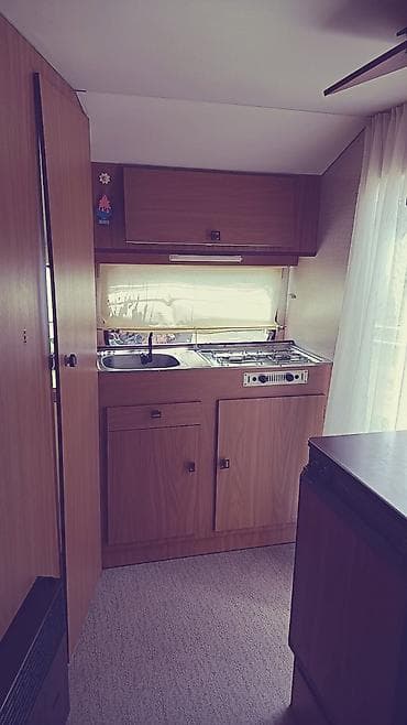 polovne kamp prikolice do 500 evra: Turistička kamp prikolica – retro enterijer sa dnevnim boravkom i — 8