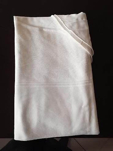 Beli stolnjak sa diskretnim žakard šarama - Materijal: glatka tkanina