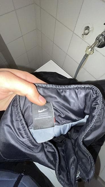 majice l: Crna Nike sportska jakna sa visokim kragnom i punjenjem za hladnije — 7