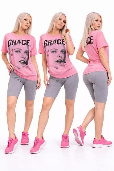 - Majica kratkih rukava u roze boji, udoban kroj. Napred veliki