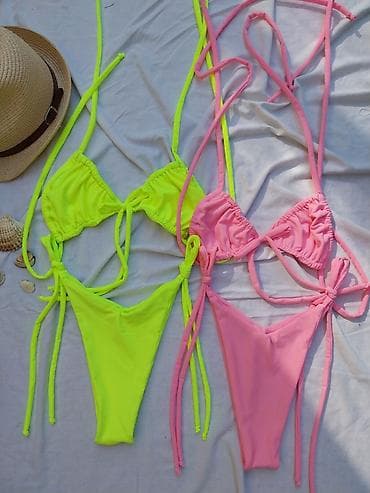 Neonski bikini set – trodelni dizajn sa podesivim vezivanjem - Model na lalafo.rs Neonski bikini set – trodelni dizajn sa podesivim vezivanjem - Model