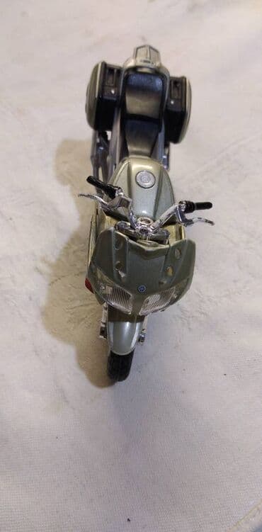 swarovski kristali cena: Motori 1:18,ocuvani cena za kom — 7