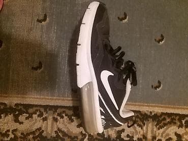 nike znak: Nike patike za trčanje – crno‑bele - Model sa velikom Air jedinicom u — 2