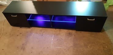 komode za spavaće sobe: TV komoda Fashion Black LED
Novo
Dimenzije 180x40x38 cm. LED svetlo — 3