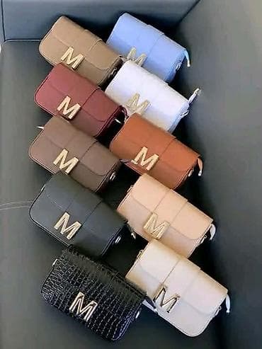 sveat: Ženska crossbody torbica sa velikim metalnim slovom “M” - Kompaktna — 2