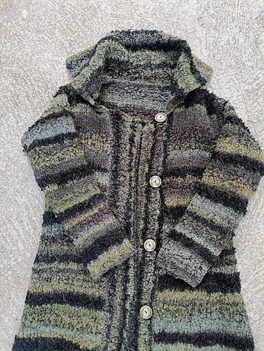 Kardigan u odličnom stanju. Može se nositi i kao kaputić. Veličina L