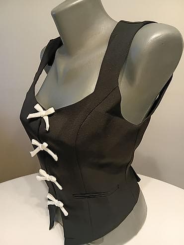 second hand jakne: Crni prsluk/top bez rukava sa dekorativnim mašnama - Model — 3