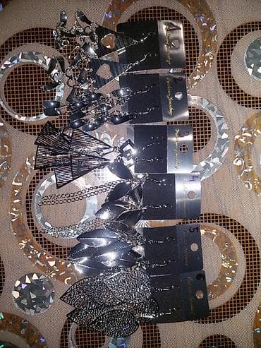 van cleef nakit srbija: Set od 6 pari visećih minđuša u srebrnoj boji. - Različiti moderni — 1