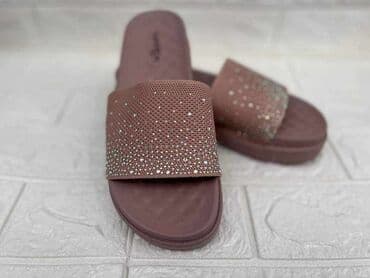 crocs zenske klompe: 36-40
1600 din
Roba sa kosova — 11