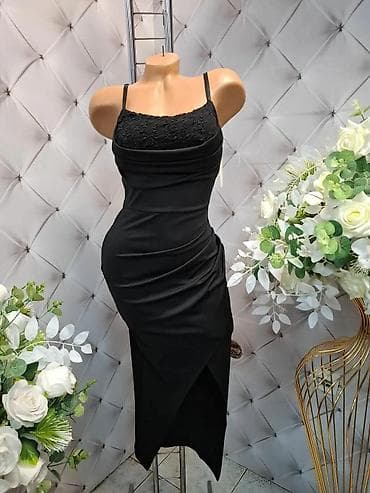 Elegantna crna haljina na tregere, idealna za večernje prilike i