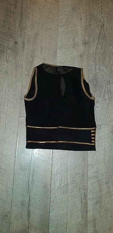 judina žena: Crni ženski krop top bez rukava sa zlatnim detaljima. - Materijal — 2