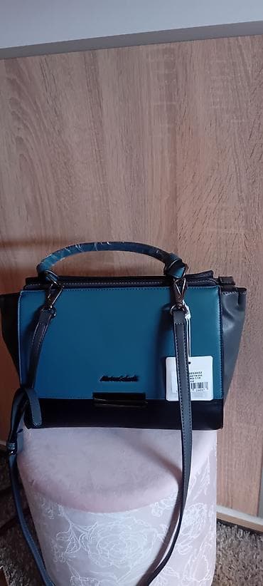 Nove zenske torbe po ceni od 2000 dinara. Uz kupljenu jednu torbu,za