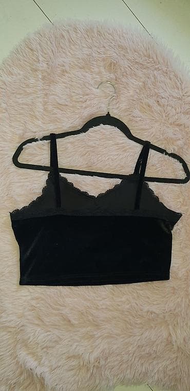 majice za ispod sakoa: Crni velur crop top sa čipkanim ivicama i tankim naramenicama. Napred — 4