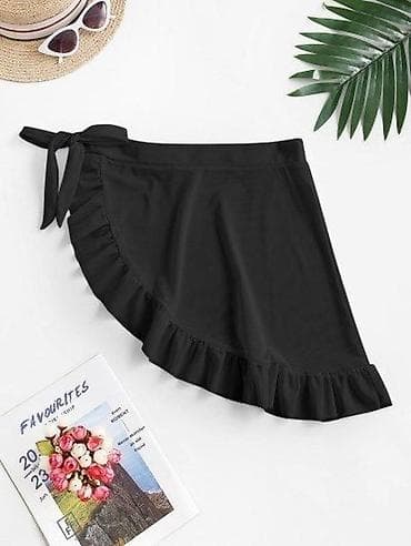 Suknjica na stranu na vezivanje sa karnerom. Pogodna za preko kupaceg