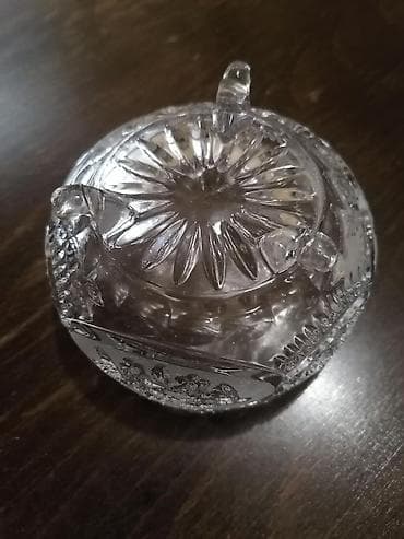 Sweatpants: Prodajem kristalnu bombonjeru iz 1972 godine
NOVO — 2