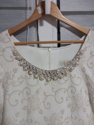 haljina s: Elegantna haljina Lara Bella, veličina 48. - Boja: krem/bela. - Kroj — 2