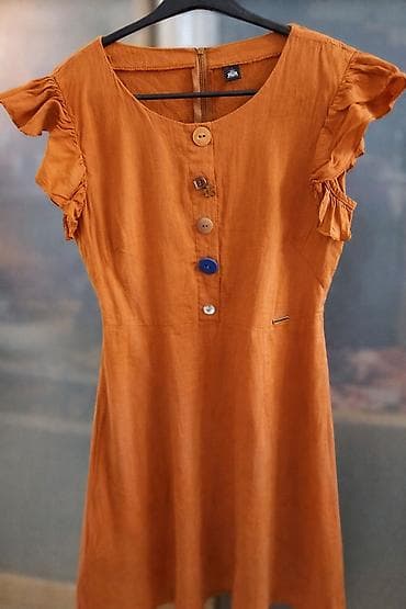 patike sa greskom: Haljina – rđa/narandžasta, midi dužina, kratki volan-rukavi. Okrugli — 2