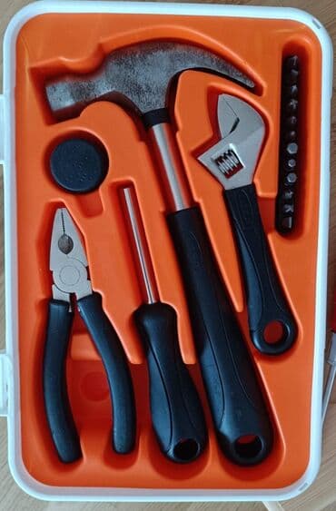 Čekići: Set alata – 18 delova u praktičnoj kutiji. Sadržaj: - Čekić sa — 1