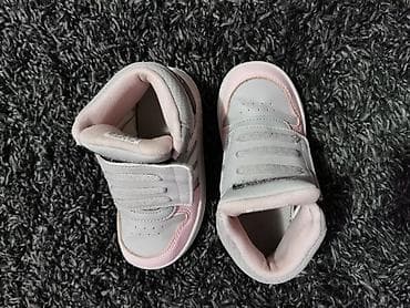 Decije patike adidas 26
Bas ocuvane