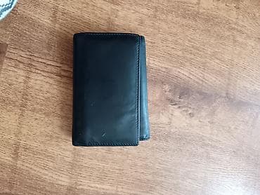 Crni trifold novčanik od kože/eko‑, klasičnog dizajna. - Preklop sa