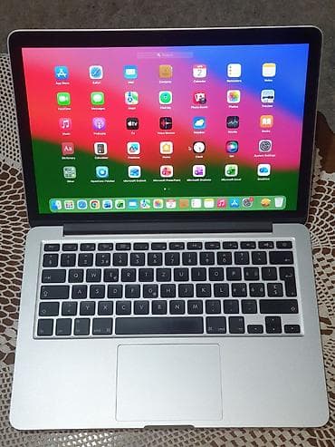 Prodaje se macbook pro 13.3 inca laptop 8/256GB instaliran je macOS