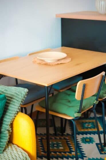 Sets of table and chairs: Cena seta: 9.995 RSD (moguća kupovina i odvojeno) Topao, skandinavski — 2