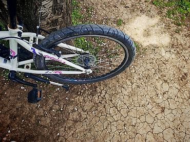 bicikle: Dečiji/teen bicikl sa 24-inčnim točkovima - Ram: nizak, čelični, bele — 2