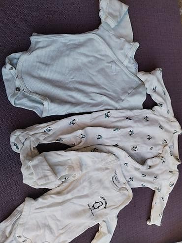 majice sa natpisom: Paket odeće za bebe 0–3 meseca – 100 din Komplet sadrži: - 2x bodić — 2
