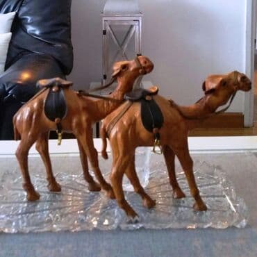 stari lusteri od mesinga: 2 figure kamile + 1 gratis; Tunis 2 figure kamile izrađene od kamilje — 1