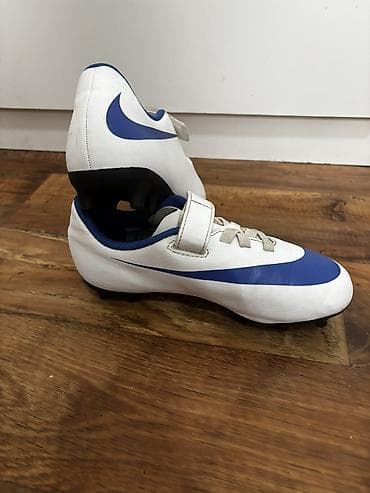 beli uniforma: Dečje fudbalske kopačke Nike – bela osnova sa plavim Swoosh logom. - — 6