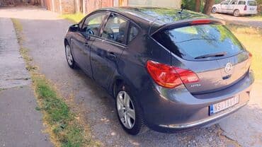 zimske gume sa felnama 16: Opel Astra J hečbek u sivoj boji, sa petoro vrata. Vozilo je — 4