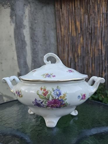 Porcelanska supijera sa poklopcem, dekorisana cvetnim motivima i
