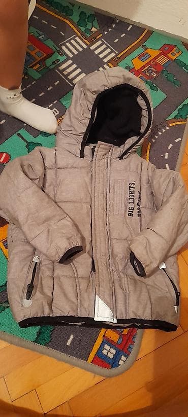 Topla dečija jakna u sivoj boji sa kapuljačom i reflektivnim na lalafo.rs Topla dečija jakna u sivoj boji sa kapuljačom i reflektivnim