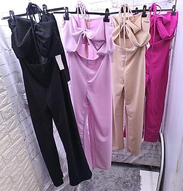 crni kompleti za zene: Elegantni ženski kombinezon bez naramenica sa halter vezivanjem oko — 9