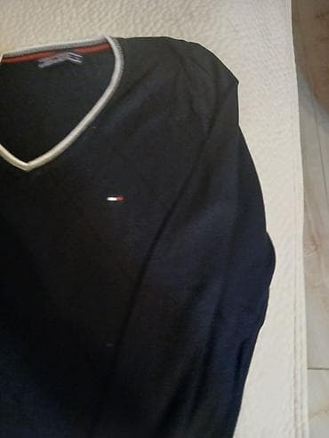 dzemper na pruge: Muški džemper sa V-izrezom, tamnoplave boje. - Diskretan sitni logo — 4