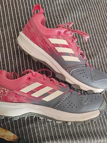 letnje patike: Patike Adidas u roze i sivoj boji, dizajnirane za udobnost i podršku — 3