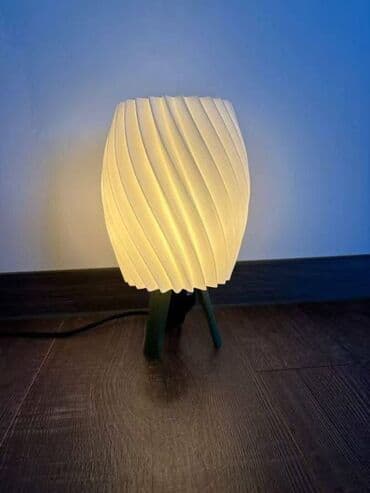 neolux sijalice: Dekorativne stojeće lampe sa modernim, spiralnim dizajnom senila. - — 2