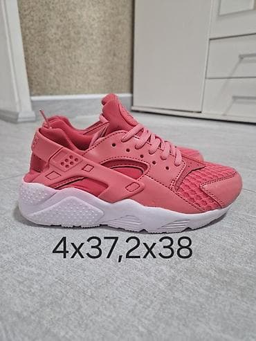 Ženske patike u roze boji sa belim đonom. Detalji: - Gornjište