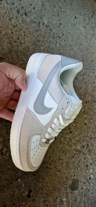 air maks: Air force 
Brojevi od 36 do 41
Cena 3.600 din — 1