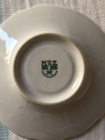 nove doncafe solje: Od finog starog porcelana dve tacne bez šoljica, jedna šoljica sa — 4